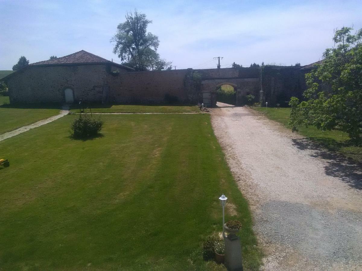 Bed and Breakfast Pierre Deluen Domaine De La Grange De Quaire Chassenon Exterior foto