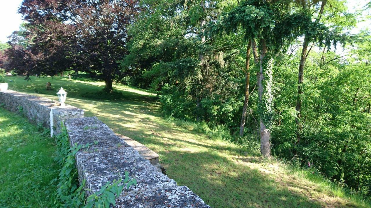 Bed and Breakfast Pierre Deluen Domaine De La Grange De Quaire Chassenon Exterior foto
